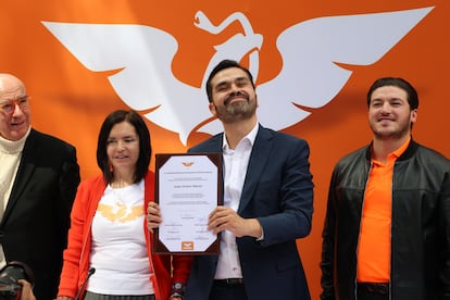Jorge Álvarez Máynez, acompañado de Dante Delgado y Samuel García, durante su registro como candidato presidencial.