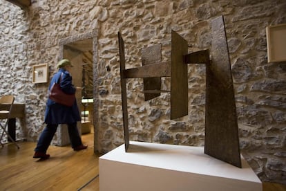 La escultura inicial que dió origen a 'El peine del viento', expuesta en el museo Chillida