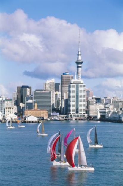 Veleros en la bahía de Auckland, la principal ciudad de Nueva Zelanda.