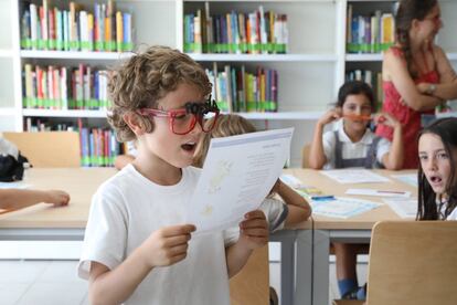 Un niño participa en una de las actividades de la biblioteca de Sanchinarro.