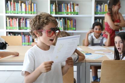 Un ni&ntilde;o participa en una de las actividades de la biblioteca de Sanchinarro.