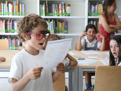 Un ni&ntilde;o participa en una de las actividades de la biblioteca de Sanchinarro.