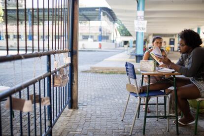 Entrada al colegio IEPIC de Niterói (estado de Río de Janeiro) con dos estudiantes en guardia. Se encargan de anotar el nombre de los visitantes y también les colocan una identificación hecha por ellos. 

