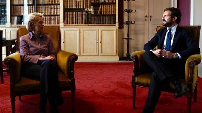 Pablo Casado, junto a la presidenta de la Comisión Europea, Ursula von der Leyen, este jueves en Bruselas.