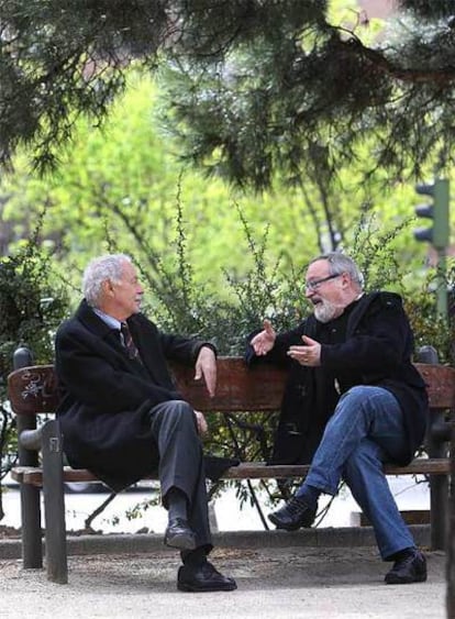 Eduardo Mendoza (a la izquierda) y Fernando Savater, fotografiados el pasado lunes en Madrid.