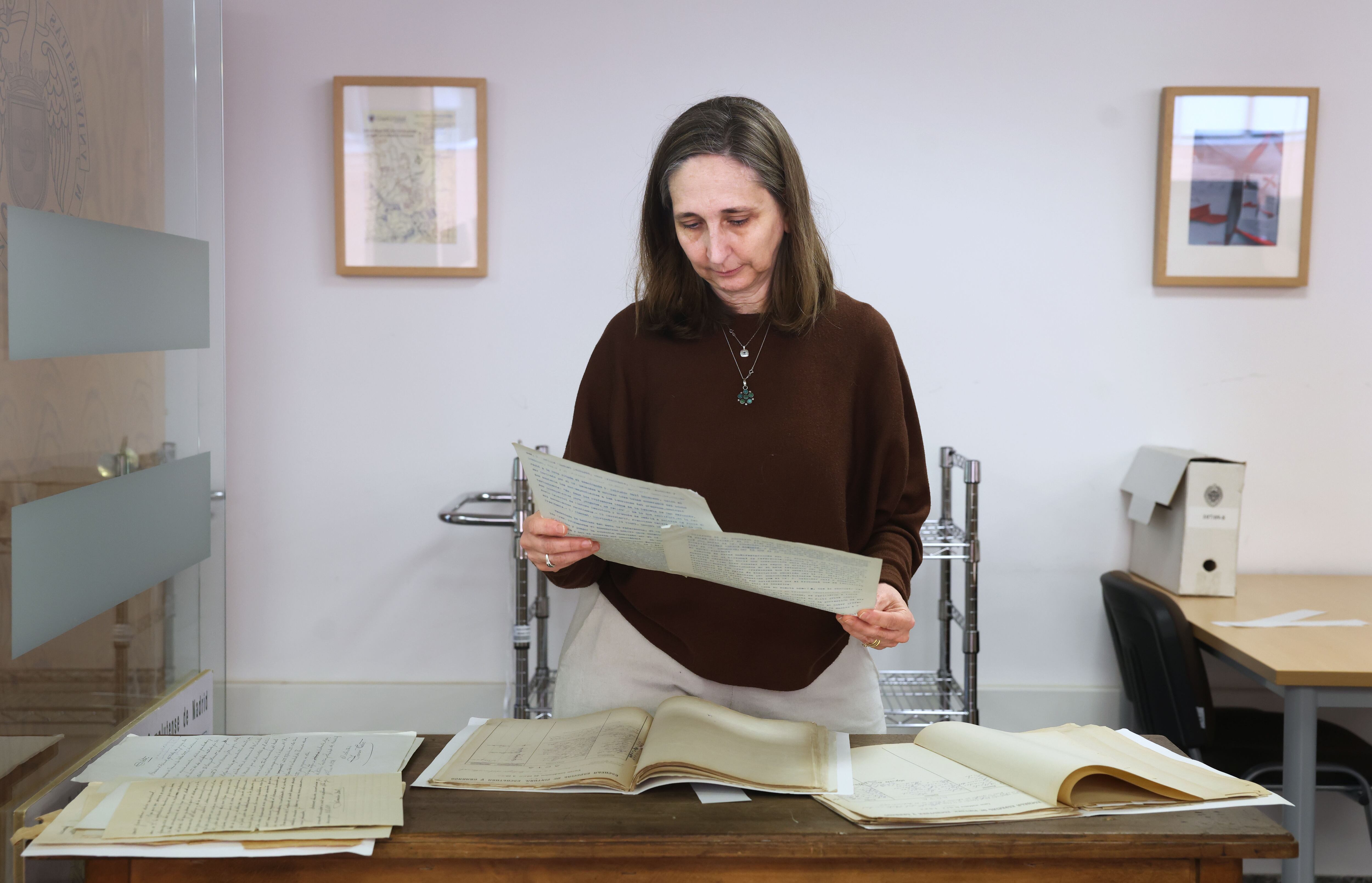Ana Rocasolano, directora del Archivo General de la Universidad Complutense sostiene varios papeles de Dalí en la facultad de Derecho.