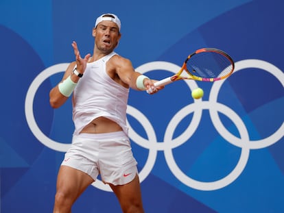 El tenista español Rafael Nadal durante el entrenamiento este martes en la Villa Olímpica de París (Francia), para preparar su debut en los Juegos Olímpicos.