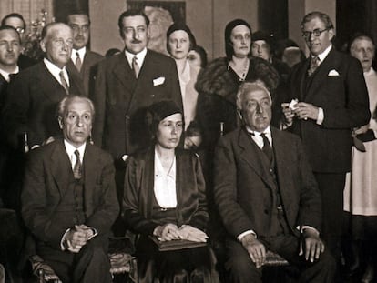 Victoria Kent, sentada en el centro, en una reunión política en Madrid en 1932.