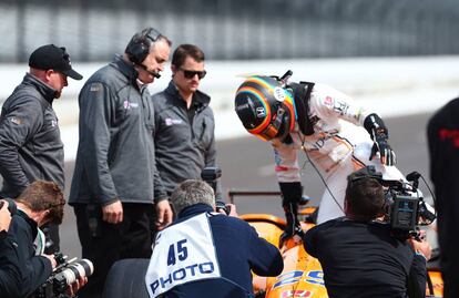 El piloto español se monta en su coche.