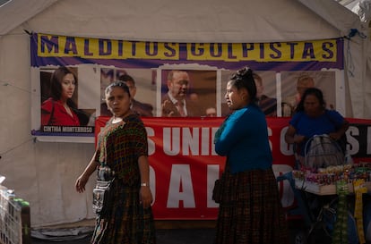 Líderes indígenas protestan frente a la sede del Ministerio Público en Ciudad de Guatemala el 12 enero de 2024.