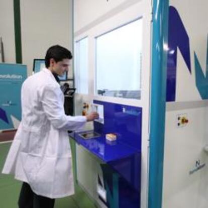 Demostración del robot de Farma Nitram en Barcelona. Este tipo de autómatas trata de evitar que en las farmacias se destine el 80% del tiempo a la búsqueda del medicamento, como ocurre hoy, y que el farmacéutico preste más asesoramiento al cliente.