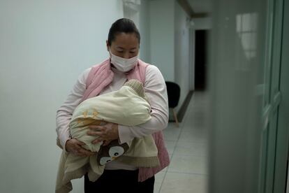 Rodrigo (6 meses de edad), en brazos de su madre Geraldine. Su hijo nació a los 6 meses de embarazo, pesando 750 gramos y estuvo cuatro meses en terapia. Jamás le revisaron los ojos.