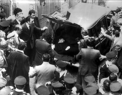 El cuerpo sin vida del exprimer ministro italiano Aldo Moro, secuestrado por las Brigadas Rojas.
