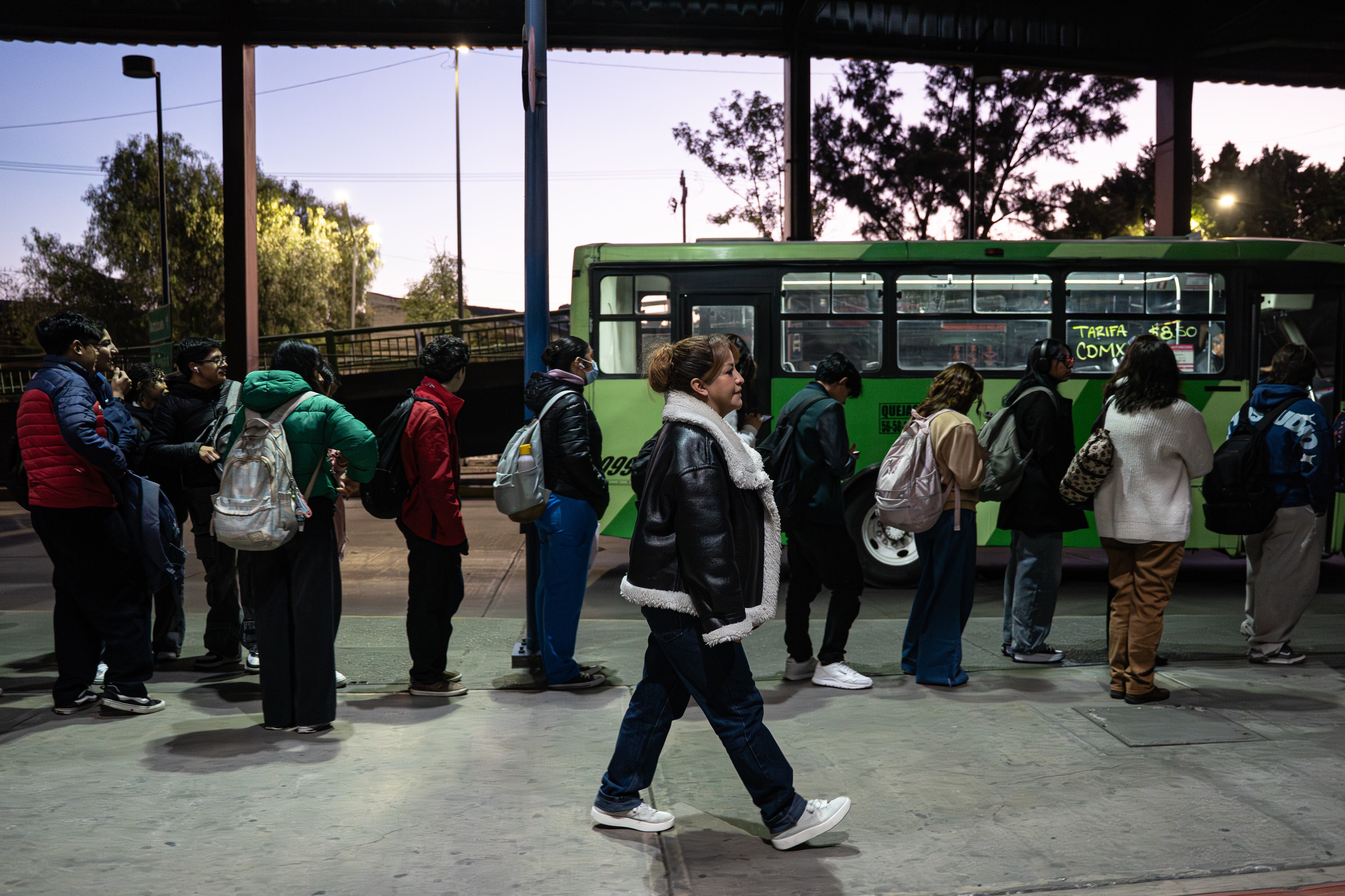 Al bajar del tren, camina rumbo a la parada del camión que la llevará a su trabajo en Ciudad de México.