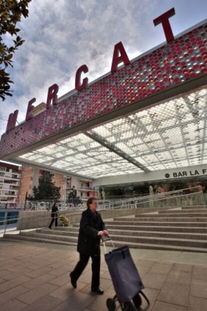 La lluminosa entrada que llueix avui el mercat municipal de la Guineueta, remodelat al juliol passat.