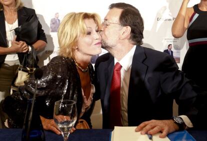 Rajoy besa a la la baronesa Tita Cervera tras la presentación del libro.