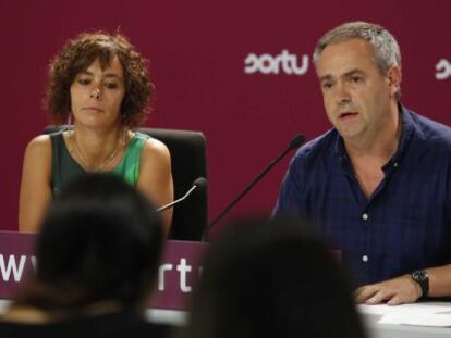 Amaia Izko y Joxean Agirre, dirigentes de Sortu, durante la rueda de prensa que han ofrecido. 