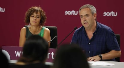 Amaia Izko y Joxean Agirre, dirigentes de Sortu, durante la rueda de prensa que han ofrecido.