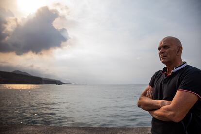 Carlos Déniz, dueño del kiosco de la Playa de los Guirres en La Palma, con la fajana de fondo