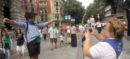 Desfile de gigantes y cabezudos por la Gran Via en la Aste Nagusia.