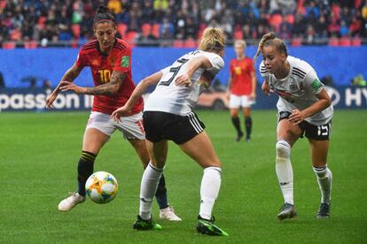 La delantera española, Jennifer Hermoso, regatea a la defensa de la selección alemana Giulia Gwinn.