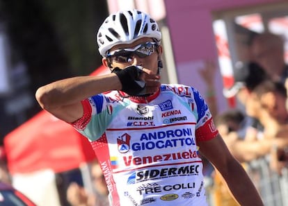 Miguel Angel Rubiano celebra su victoria en la sexta etapa del Giro