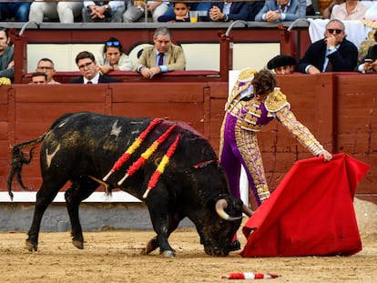 Jorge Martínez torea al natural al tercer novillo de la tarde.