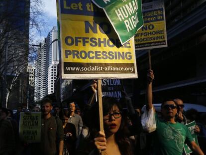 Un grupo de manifestantes, el pasado 20 de julio, defienden el derecho de asilo en las calles de Sidney 