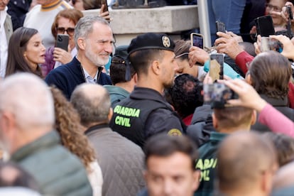 Los Reyes saludan a los vecinos de Chiva durante la visita a la localidad.