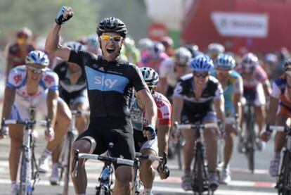 El ciclista Chris Topher, llegando a la meta en la segunda etapa de la Vuelta a España.