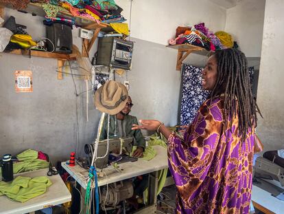 MaÏmouna Elle Traore visita a un sastre local en el barrio de Sicap-Amitie, en Dakar, el 27 de octubre de 2024.