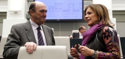 Antonio de Guindos, junto a la alcaldesa de Madrid, Ana Botella, durante el pleno del Ayuntamiento de Madrid del 14 de enero. 