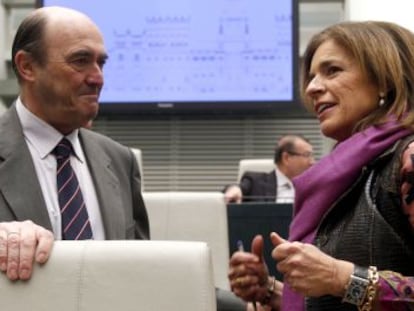 Antonio de Guindos, junto a la alcaldesa de Madrid, Ana Botella, durante el pleno del Ayuntamiento de Madrid del 14 de enero. 