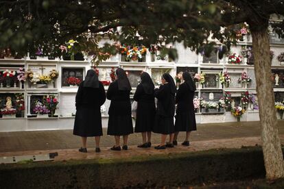 Un grupo de monjas reza en el cementerio San Lorenzo de Ronda.