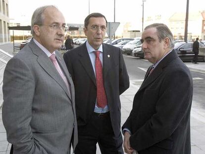 Los diputados generales de Guipúzcoa, Joxe Joan González de Txabarri; Vizcaya, José Luis Bilbao, y Álava, Ramón Rabanera (de izquierda a derecha), ayer poco antes del comienzo de la reunión del Consejo Vasco de Finanzas.
