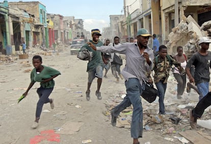 En los días posteriores al terremoto, los saqueos se generalizaron en la zona comercial de la capital haitiana (17/01/2010)