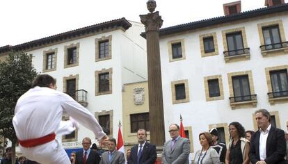 El teniente alcalde José Luis Sabas junto a los representantes municipales y dos de los nietos de Unamuno, bajo el busto del escritor.