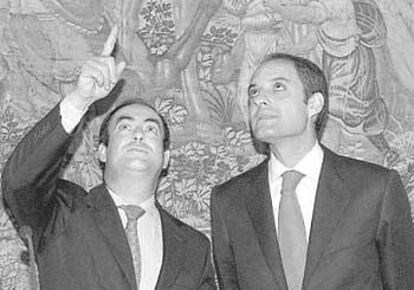 Los presidentes castellano-manchego y valenciano, José Bono y Francisco Camps, ayer en Toledo.