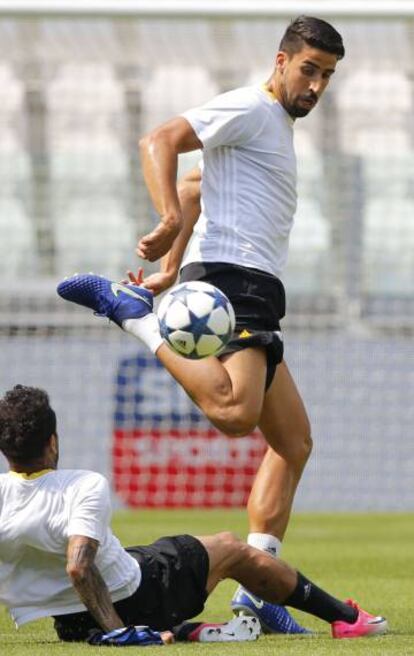 Khedira junto a Alves durante un entrenamiento con la Juve.