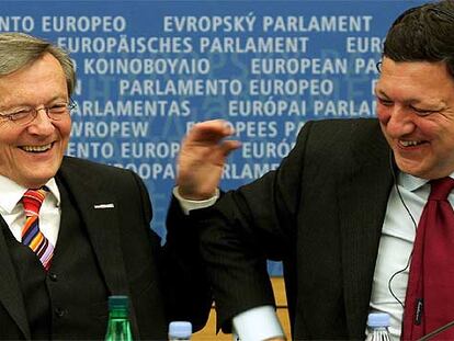 El canciller austriaco, Wolfgang Schussel (izquierda), junto a Durão Barroso, durante la comparecencia.