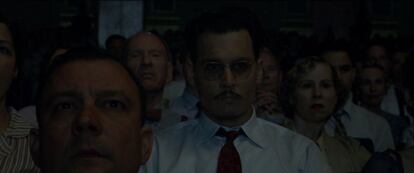 Johnny Depp como el gánster John Dillinger consume sus últimos momentos de vida en una sala de cine de Chicago viendo Manhattan Melodrama (El enemigo público número 1). A la salida del cine Biograph las balas del FBI acaban con su vida.