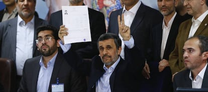El expresidente iraní Mahmud Ahmadineyah registra este miércoles su candidatura para las elecciones presidenciales en el Ministerio del Interior en Teherán