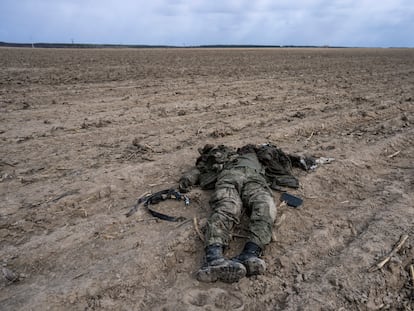 Soldado ruso caído en combate en Ucrania a las afueras de Kiev, el 27 de marzo.