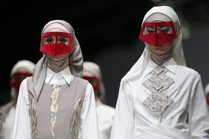 Dos modelos lucen las creaciones de la firma 'Para Indonesia' durante un desfile celebrado durante la Semana de la Moda de Yakarta, que se celebra del 24 al 30 de Octubre en la capital indonesia.
