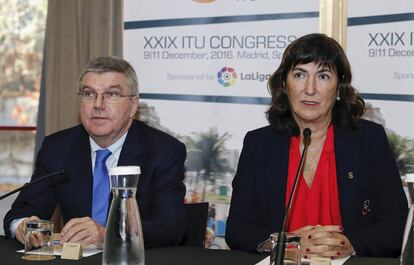 Thomas Bach junto a la presidenta de la Uni&oacute;n Internacional de Triatl&oacute;n, Marisol Casado. 