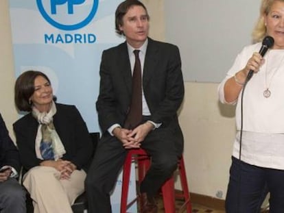 &Aacute;ngeles Pedraza, con el micr&oacute;fono, y Cristina Cifuentes, a la derecha, este martes.