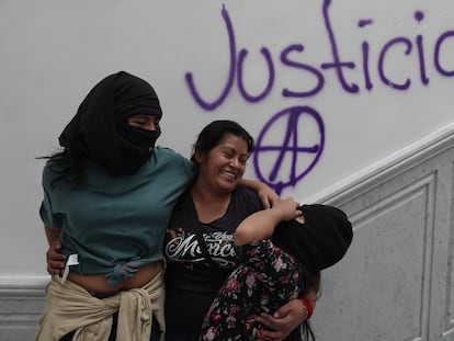 La madre de una menor abusada a los 7 años, con sus hijas, en Ciudad de México en 2020.