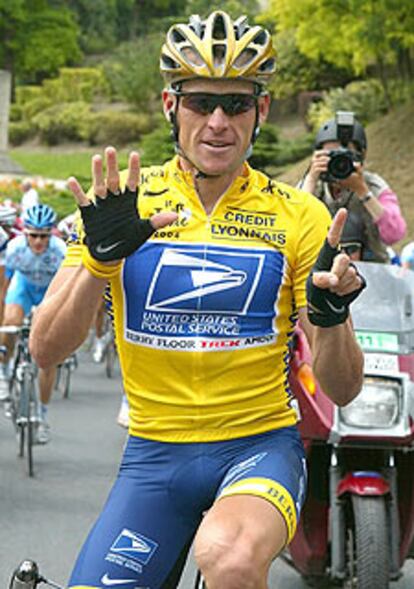 Armstrong hace el gesto de seis durante la última etapa de ayer.