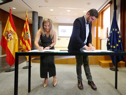 Los portavoces del PP y de Vox en el Parlamento aragonés, Ana Alós y Alejandro Nolasco, firman este viernes su pacto de gobierno en esa comunidad.