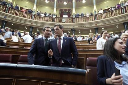 Casado y Rivera conversan en el hemiciclo del Congreso.